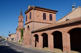 Eglise Saint Laurent au centre de Villeneuve Tolosane
