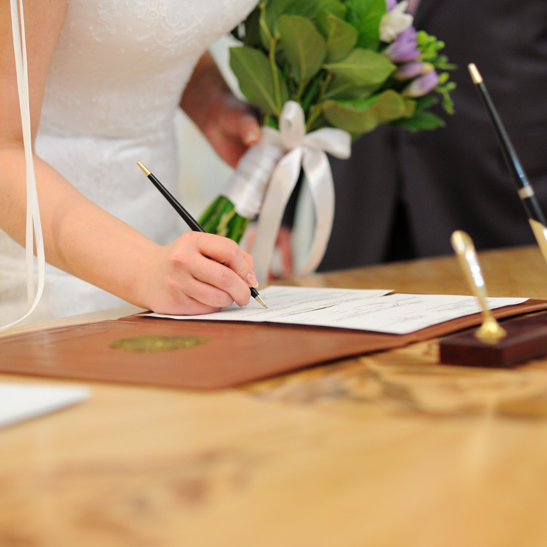 Marié se préparant pour la cérémonie de mariage après signature du contrat de mariage et choix du régime matrimonial
