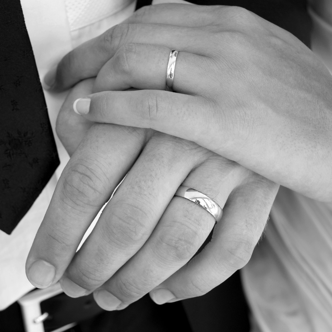 alliance après avoir signé son contrat de mariage